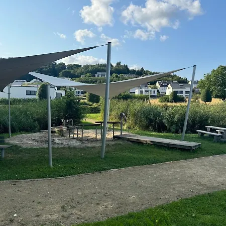 Neuf, 6 Personnes, 2 *