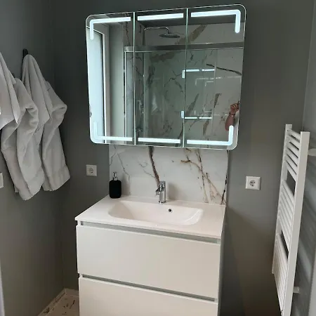 Neuf, 6 Personnes, 2 公寓 *