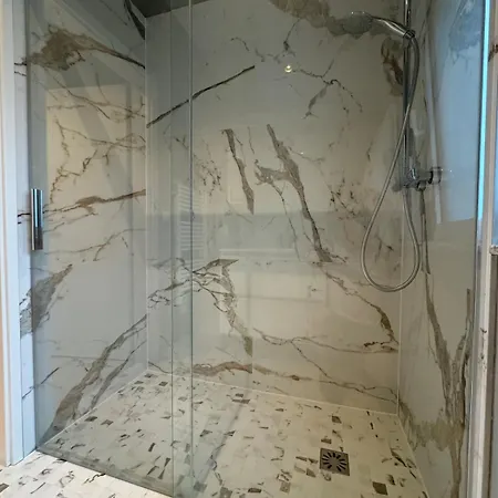 Neuf, 6 Personnes, 2 *