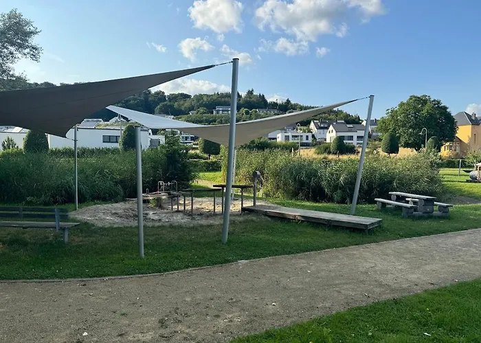 Neuf, 6 Personnes, 2 *