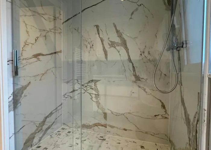 Neuf, 6 Personnes, 2 *